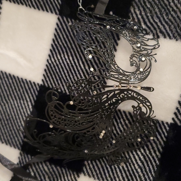 Brand new masquerade masks - Picture 3 of 4